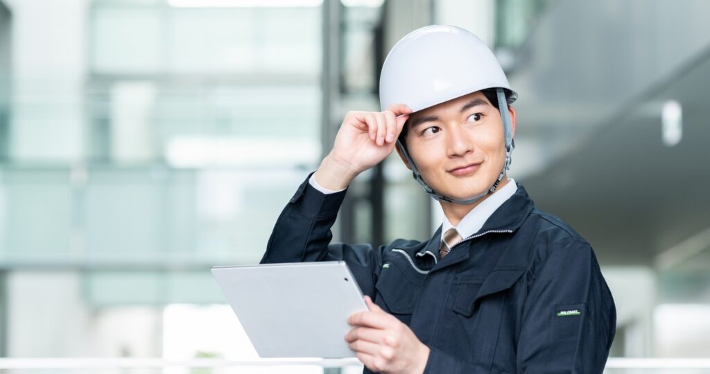 電気工事を行う男性